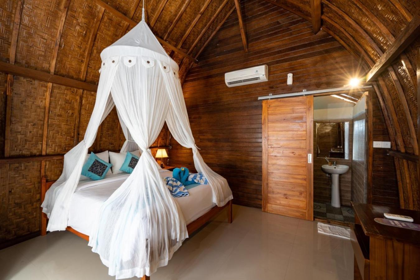 Sundi Ocean Bungalow By Abm Toyapakeh Екстериор снимка